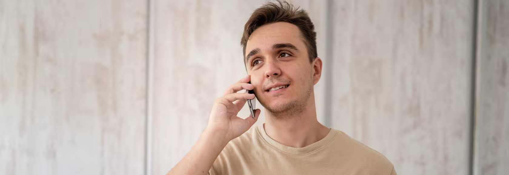 Chłopak rozmawia przez telefon.