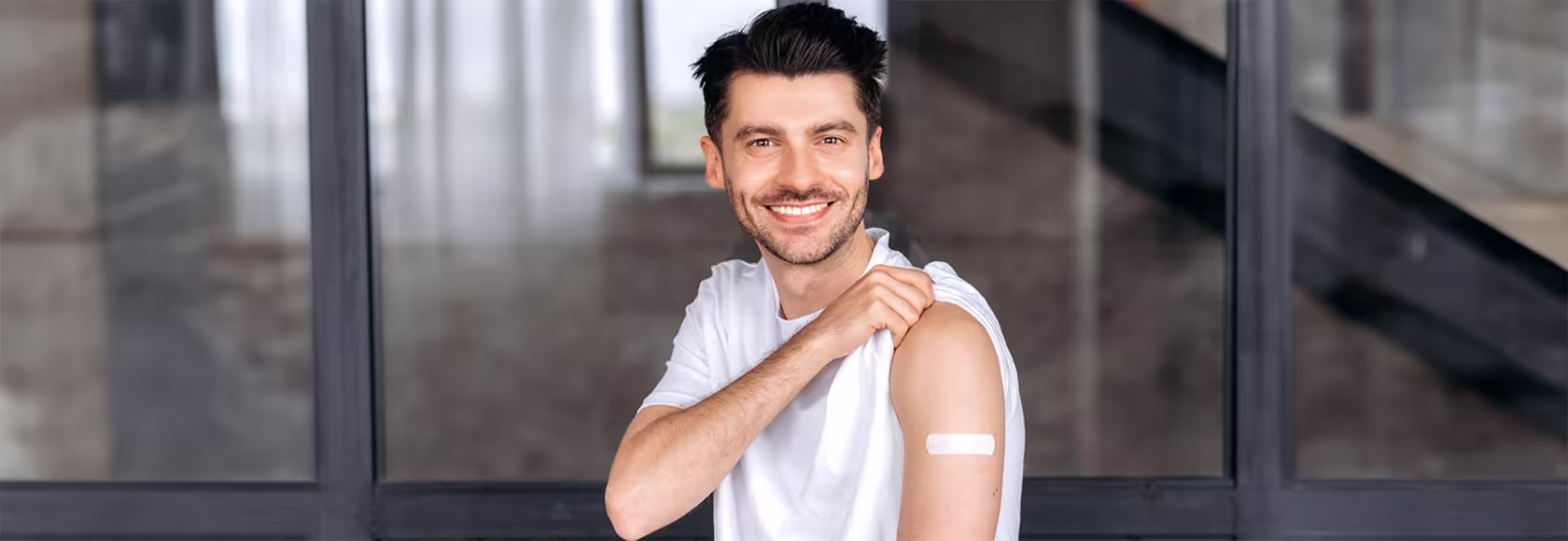 zaszczepiony meżczyzna przed przychodnią