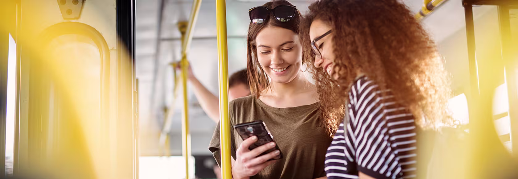 dziewczyna w autobusie z komórką