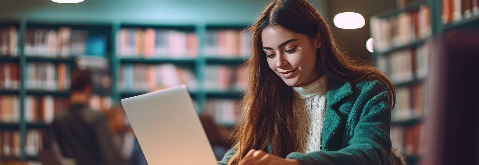 Dziewczyna z laptopem w bibliotece